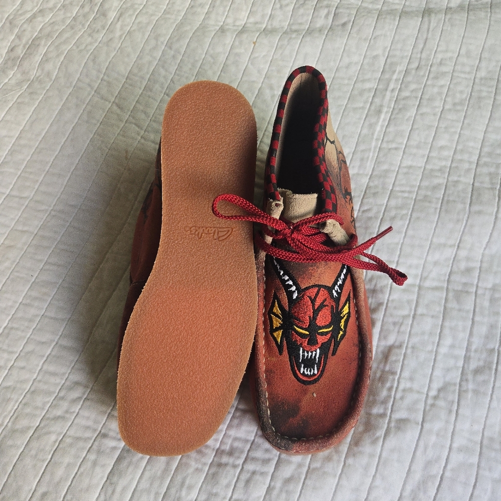 Stranger Things x Clarks Wallabee Evo Dark Sand Women Size 11 Red 012026 - Picture 5 of 10